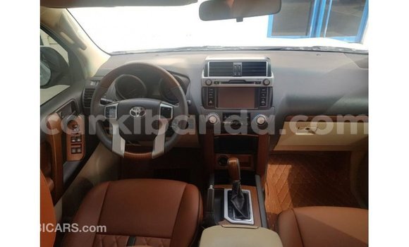 Nunua Imported Toyota Land Cruiser Nyeupe Gari ndani ya Import - Dubai nchini Uganda Nunua Imported Toyota Land Cruiser Nyeupe Gari ndani ya Import - Dubai nchini Uganda