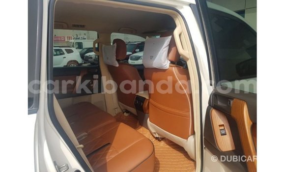 Nunua Imported Toyota Land Cruiser Nyeupe Gari ndani ya Import - Dubai nchini Uganda Nunua Imported Toyota Land Cruiser Nyeupe Gari ndani ya Import - Dubai nchini Uganda