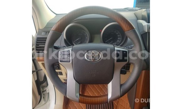 Nunua Imported Toyota Land Cruiser Nyeupe Gari ndani ya Import - Dubai nchini Uganda Nunua Imported Toyota Land Cruiser Nyeupe Gari ndani ya Import - Dubai nchini Uganda