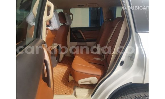 Nunua Imported Toyota Land Cruiser Nyeupe Gari ndani ya Import - Dubai nchini Uganda Nunua Imported Toyota Land Cruiser Nyeupe Gari ndani ya Import - Dubai nchini Uganda