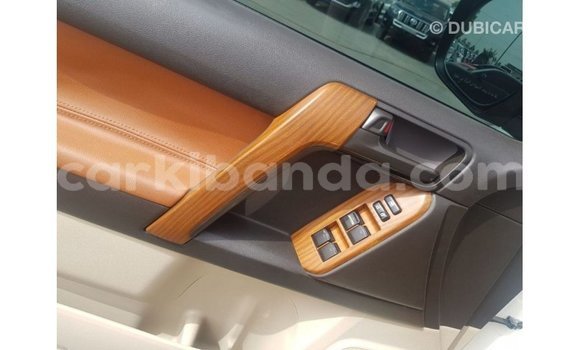 Nunua Imported Toyota Land Cruiser Nyeupe Gari ndani ya Import - Dubai nchini Uganda Nunua Imported Toyota Land Cruiser Nyeupe Gari ndani ya Import - Dubai nchini Uganda