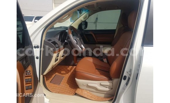 Nunua Imported Toyota Land Cruiser Nyeupe Gari ndani ya Import - Dubai nchini Uganda Nunua Imported Toyota Land Cruiser Nyeupe Gari ndani ya Import - Dubai nchini Uganda