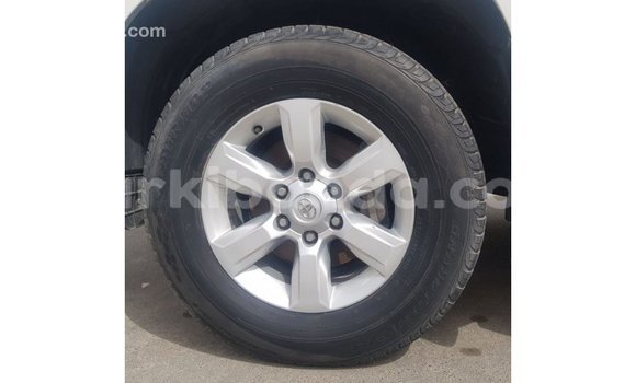 Nunua Imported Toyota Land Cruiser Nyeupe Gari ndani ya Import - Dubai nchini Uganda Nunua Imported Toyota Land Cruiser Nyeupe Gari ndani ya Import - Dubai nchini Uganda
