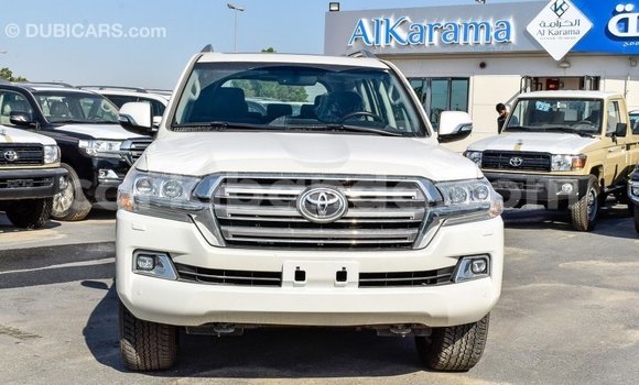 Acheter Import Voiture Toyota Land Cruiser Blanc à Import - Dubai, Ouganda Acheter Import Voiture Toyota Land Cruiser Blanc à Import - Dubai, Ouganda