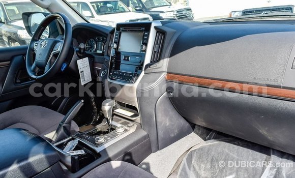 Acheter Import Voiture Toyota Land Cruiser Blanc à Import - Dubai, Ouganda Acheter Import Voiture Toyota Land Cruiser Blanc à Import - Dubai, Ouganda