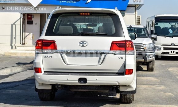 Acheter Import Voiture Toyota Land Cruiser Blanc à Import - Dubai, Ouganda Acheter Import Voiture Toyota Land Cruiser Blanc à Import - Dubai, Ouganda