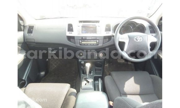 Nunua Imported Toyota Hilux Nyeupe Gari ndani ya Import - Dubai nchini Uganda Nunua Imported Toyota Hilux Nyeupe Gari ndani ya Import - Dubai nchini Uganda