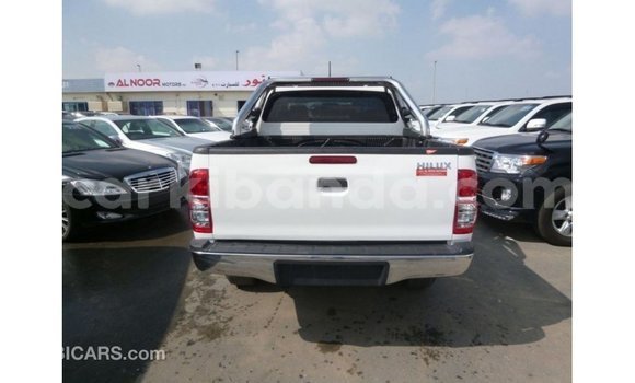 Nunua Imported Toyota Hilux Nyeupe Gari ndani ya Import - Dubai nchini Uganda Nunua Imported Toyota Hilux Nyeupe Gari ndani ya Import - Dubai nchini Uganda