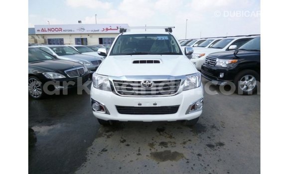 Nunua Imported Toyota Hilux Nyeupe Gari ndani ya Import - Dubai nchini Uganda Nunua Imported Toyota Hilux Nyeupe Gari ndani ya Import - Dubai nchini Uganda