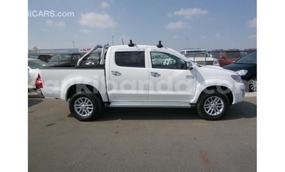 Nunua Imported Toyota Hilux Nyeupe Gari ndani ya Import - Dubai nchini Uganda Nunua Imported Toyota Hilux Nyeupe Gari ndani ya Import - Dubai nchini Uganda