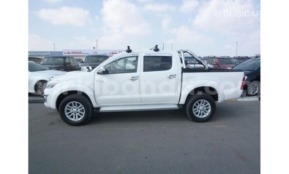 Nunua Imported Toyota Hilux Nyeupe Gari ndani ya Import - Dubai nchini Uganda Nunua Imported Toyota Hilux Nyeupe Gari ndani ya Import - Dubai nchini Uganda