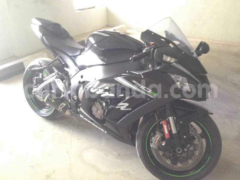 写真 Gura yakoze kawasaki ninja zx-10r black bike i kampala mu uganda