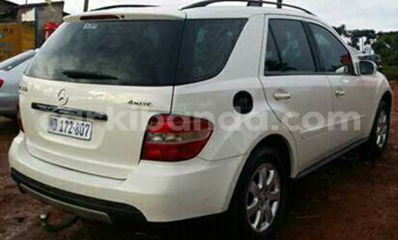 Gura Yakoze Mercedes‒Benz ML–Class White Imodoka i Kampala mu Uganda Gura Yakoze Mercedes‒Benz ML–Class White Imodoka i Kampala mu Uganda