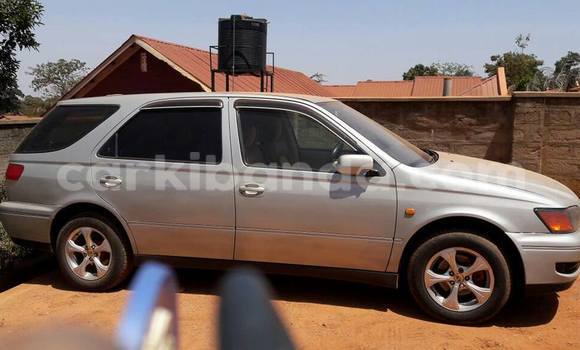 Gura Yakoze Toyota Vista Silver Imodoka i Kampala mu Uganda Gura Yakoze Toyota Vista Silver Imodoka i Kampala mu Uganda