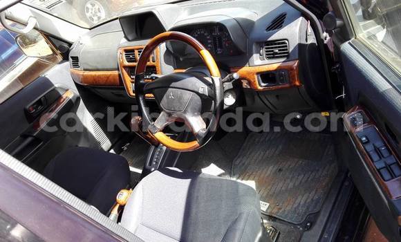 Gura Yakoze Mitsubishi Pajero Black Imodoka i Kampala mu Uganda Gura Yakoze Mitsubishi Pajero Black Imodoka i Kampala mu Uganda