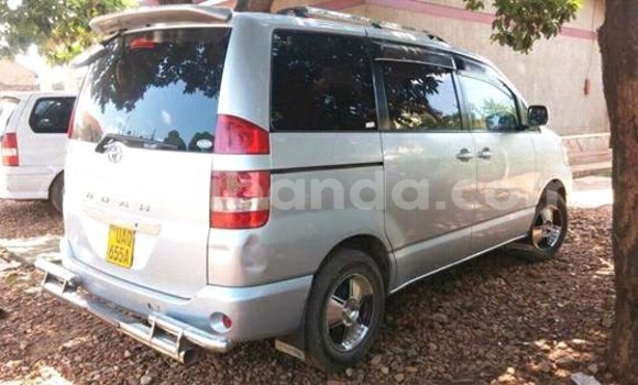 Gura Yakoze Toyota Noah Silver Imodoka i Kampala mu Uganda Gura Yakoze Toyota Noah Silver Imodoka i Kampala mu Uganda