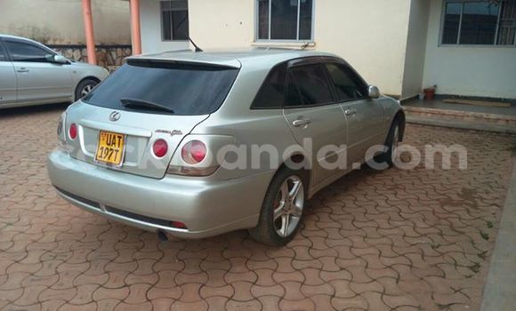 Gura Yakoze Toyota Altezza Silver Imodoka i Kampala mu Uganda Gura Yakoze Toyota Altezza Silver Imodoka i Kampala mu Uganda
