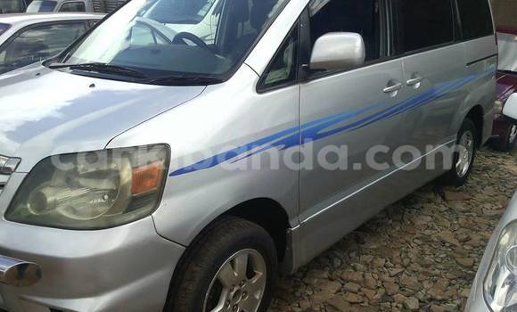 Acheter Occasion Voiture Toyota Noah Gris à Kampala, Ouganda Acheter Occasion Voiture Toyota Noah Gris à Kampala, Ouganda