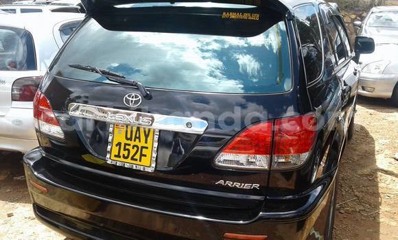 Gura Yakoze Toyota Harrier Black Imodoka i Kampala mu Uganda Gura Yakoze Toyota Harrier Black Imodoka i Kampala mu Uganda