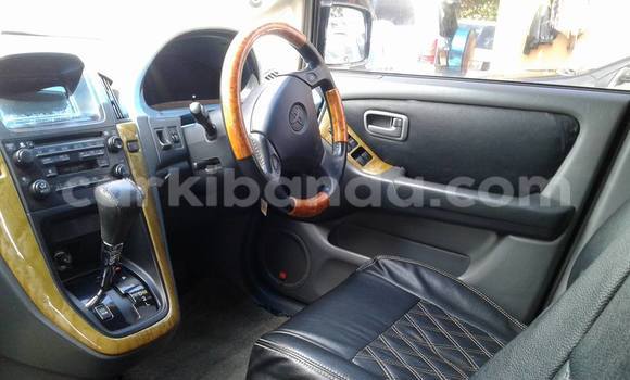 Gura Yakoze Toyota Harrier Black Imodoka i Kampala mu Uganda Gura Yakoze Toyota Harrier Black Imodoka i Kampala mu Uganda