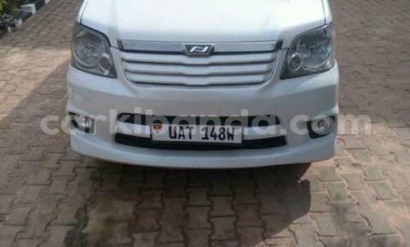 Gura Yakoze Toyota Noah White Imodoka i Kampala mu Uganda Gura Yakoze Toyota Noah White Imodoka i Kampala mu Uganda