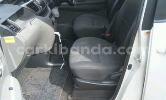 Gura Yakoze Toyota Noah White Imodoka i Kampala mu Uganda Gura Yakoze Toyota Noah White Imodoka i Kampala mu Uganda