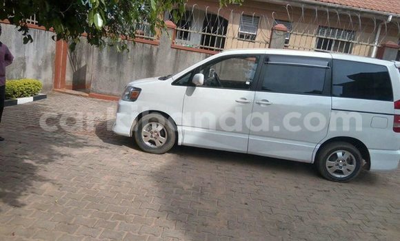 Gura Yakoze Toyota Noah White Imodoka i Kampala mu Uganda Gura Yakoze Toyota Noah White Imodoka i Kampala mu Uganda