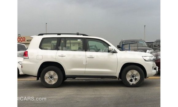 Gura Imported Toyota Land Cruiser White Imodoka i Import - Dubai mu Uganda Gura Imported Toyota Land Cruiser White Imodoka i Import - Dubai mu Uganda