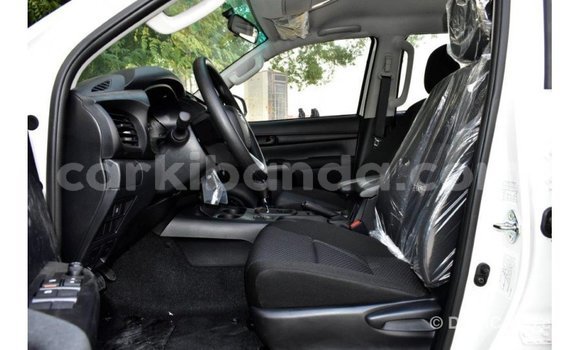 Acheter Import Voiture Toyota Hilux Blanc à Import - Dubai, Ouganda Acheter Import Voiture Toyota Hilux Blanc à Import - Dubai, Ouganda
