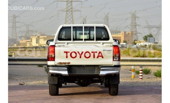 Acheter Import Voiture Toyota Hilux Blanc à Import - Dubai, Ouganda Acheter Import Voiture Toyota Hilux Blanc à Import - Dubai, Ouganda