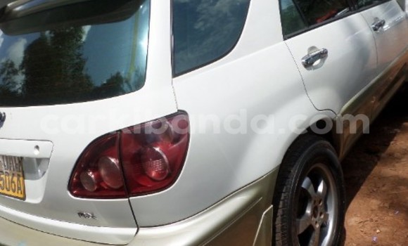 Acheter Occasion Voiture Toyota Ractis Blanc à Arua, Ouganda Acheter Occasion Voiture Toyota Ractis Blanc à Arua, Ouganda