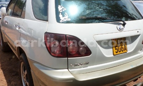 Acheter Occasion Voiture Toyota Ractis Blanc à Arua, Ouganda Acheter Occasion Voiture Toyota Ractis Blanc à Arua, Ouganda