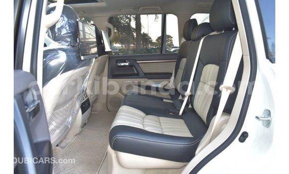 Acheter Import Voiture Toyota Land Cruiser Blanc à Import - Dubai, Ouganda Acheter Import Voiture Toyota Land Cruiser Blanc à Import - Dubai, Ouganda