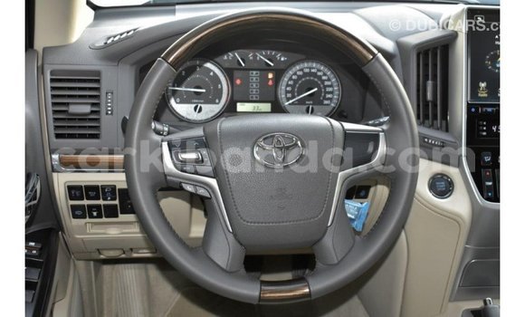 Acheter Import Voiture Toyota Land Cruiser Blanc à Import - Dubai, Ouganda Acheter Import Voiture Toyota Land Cruiser Blanc à Import - Dubai, Ouganda