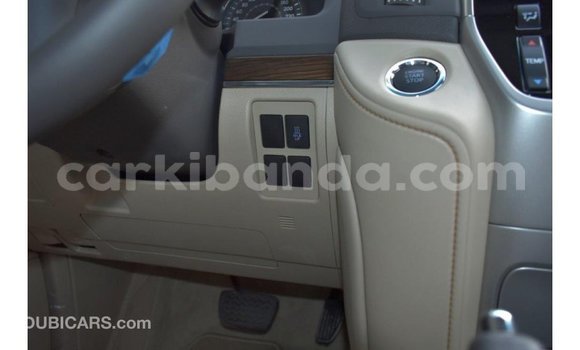 Acheter Import Voiture Toyota Land Cruiser Blanc à Import - Dubai, Ouganda Acheter Import Voiture Toyota Land Cruiser Blanc à Import - Dubai, Ouganda