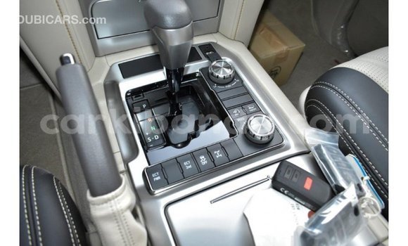 Acheter Import Voiture Toyota Land Cruiser Blanc à Import - Dubai, Ouganda Acheter Import Voiture Toyota Land Cruiser Blanc à Import - Dubai, Ouganda