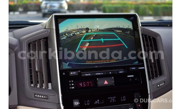 Acheter Import Voiture Toyota Land Cruiser Blanc à Import - Dubai, Ouganda Acheter Import Voiture Toyota Land Cruiser Blanc à Import - Dubai, Ouganda