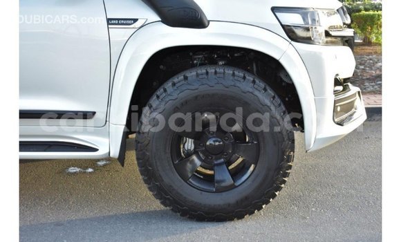 Acheter Import Voiture Toyota Land Cruiser Blanc à Import - Dubai, Ouganda Acheter Import Voiture Toyota Land Cruiser Blanc à Import - Dubai, Ouganda