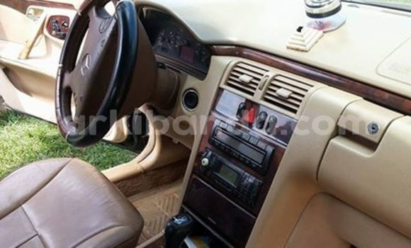 Gura Yakoze Mercedes‒Benz E–Class Black Imodoka i Busia mu Uganda Gura Yakoze Mercedes‒Benz E–Class Black Imodoka i Busia mu Uganda
