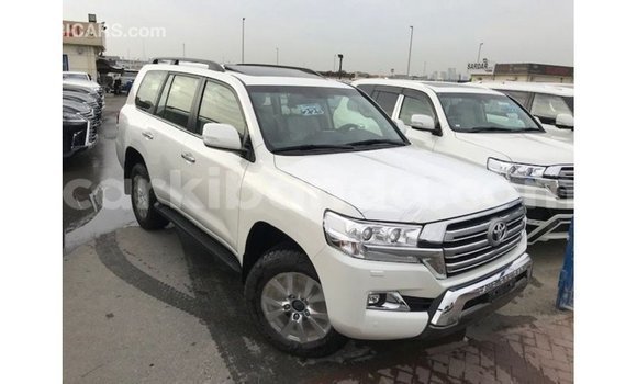 Gura Imported Toyota Land Cruiser White Imodoka i Import - Dubai mu Uganda Gura Imported Toyota Land Cruiser White Imodoka i Import - Dubai mu Uganda