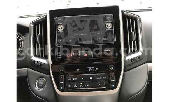 Gura Imported Toyota Land Cruiser White Imodoka i Import - Dubai mu Uganda Gura Imported Toyota Land Cruiser White Imodoka i Import - Dubai mu Uganda
