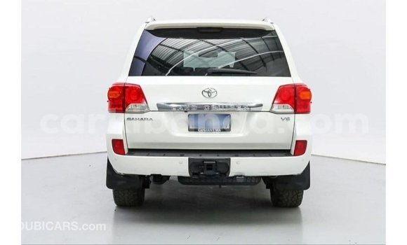 Gura Imported Toyota Land Cruiser White Imodoka i Import - Dubai mu Uganda Gura Imported Toyota Land Cruiser White Imodoka i Import - Dubai mu Uganda