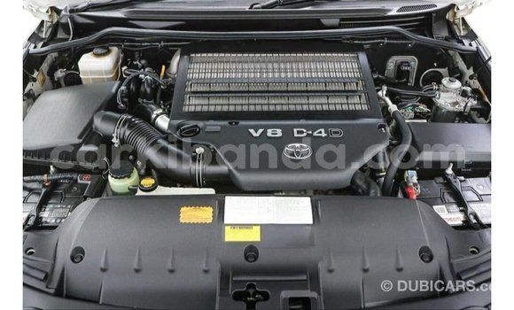 Gura Imported Toyota Land Cruiser White Imodoka i Import - Dubai mu Uganda Gura Imported Toyota Land Cruiser White Imodoka i Import - Dubai mu Uganda
