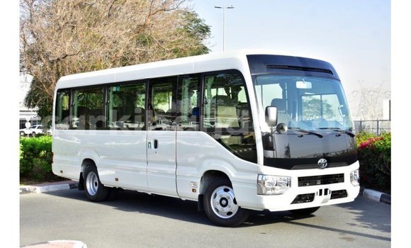 Acheter Import Voiture Toyota Coaster Blanc à Import - Dubai, Ouganda Acheter Import Voiture Toyota Coaster Blanc à Import - Dubai, Ouganda