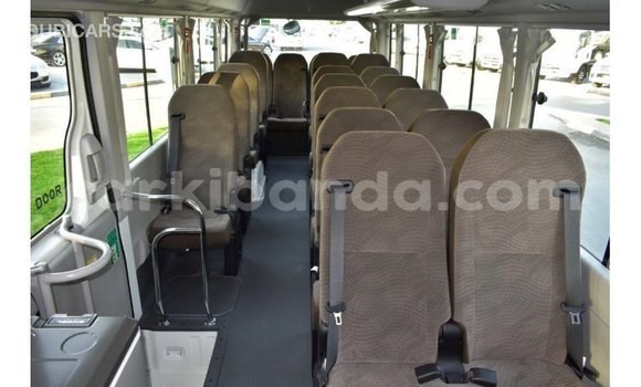 Acheter Import Voiture Toyota Coaster Blanc à Import - Dubai, Ouganda Acheter Import Voiture Toyota Coaster Blanc à Import - Dubai, Ouganda