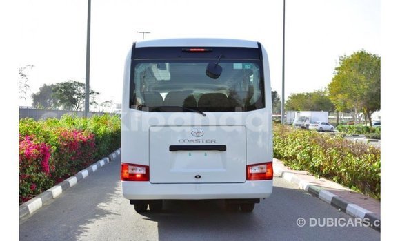 Acheter Import Voiture Toyota Coaster Blanc à Import - Dubai, Ouganda Acheter Import Voiture Toyota Coaster Blanc à Import - Dubai, Ouganda