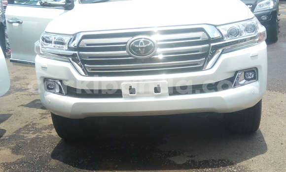 Buy New Toyota 4Runner White Car in Kampala in Uganda Buy New Toyota 4Runner White Car in Kampala in Uganda