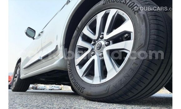 Gura Imported Toyota Land Cruiser White Imodoka i Import - Dubai mu Uganda Gura Imported Toyota Land Cruiser White Imodoka i Import - Dubai mu Uganda