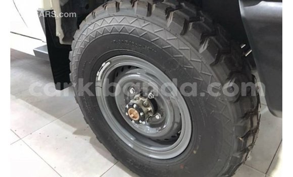 Acheter Import Voiture Toyota Land Cruiser Blanc à Import - Dubai, Ouganda Acheter Import Voiture Toyota Land Cruiser Blanc à Import - Dubai, Ouganda