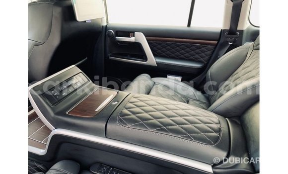 Acheter Import Voiture Toyota Land Cruiser Noir à Import - Dubai, Ouganda Acheter Import Voiture Toyota Land Cruiser Noir à Import - Dubai, Ouganda